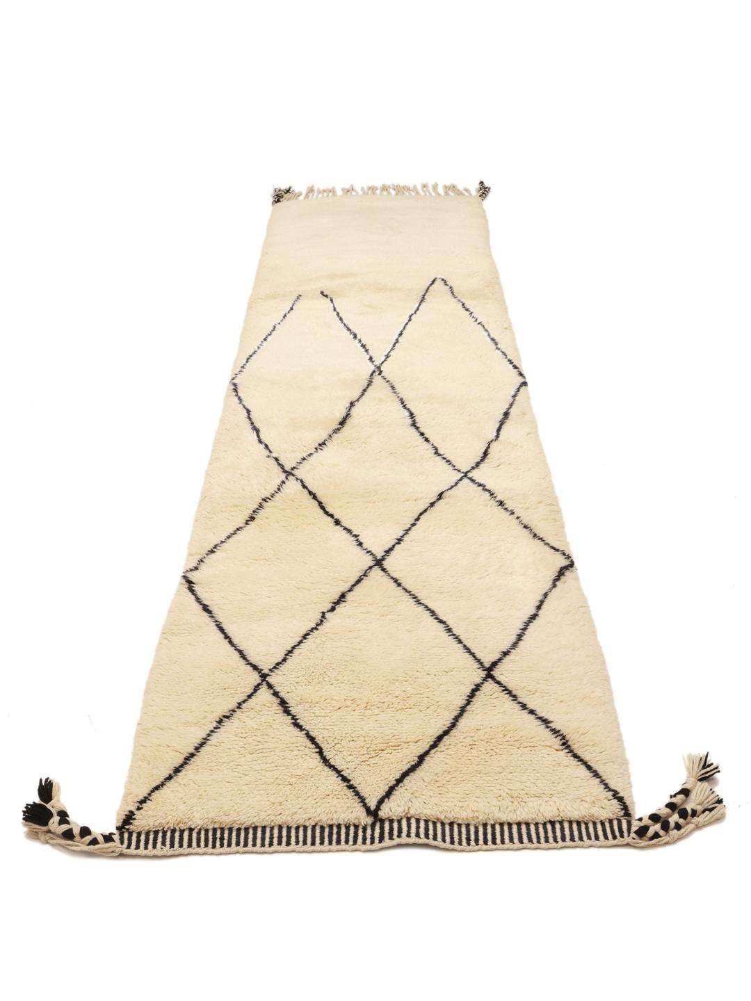 Handgeknoopte Berber Marokkaanse Beni Ourain loper met een ruitpatroon in beige en zwart.