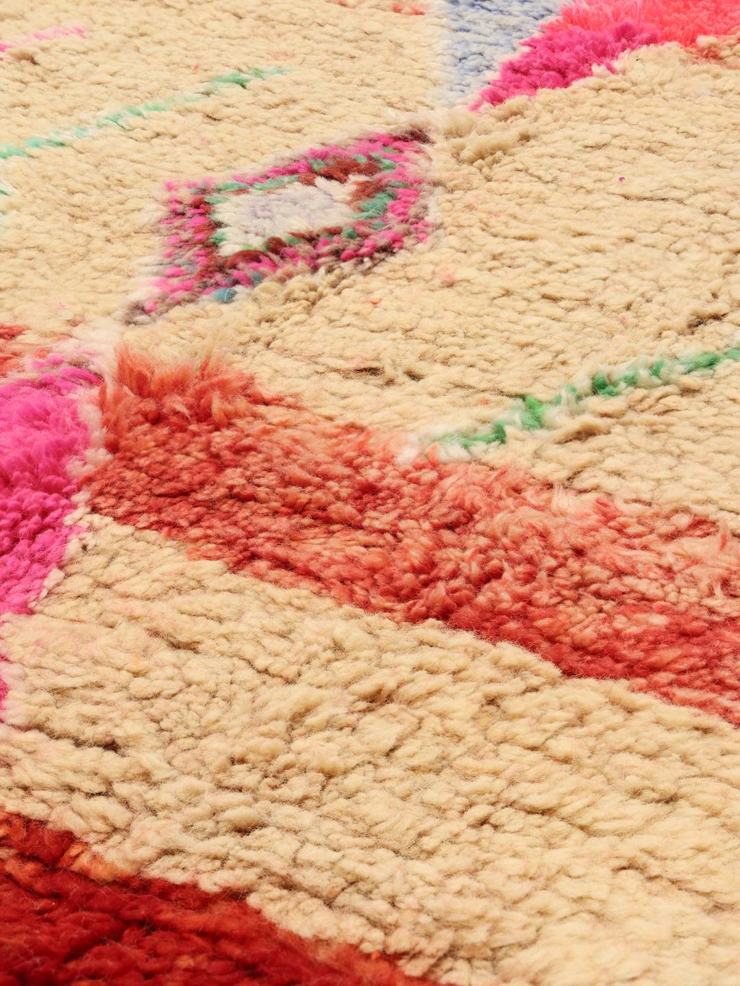 Handgeknoopt Berber Marokkaans tapijt met levendige geometrische motieven en een veelkleurig palet