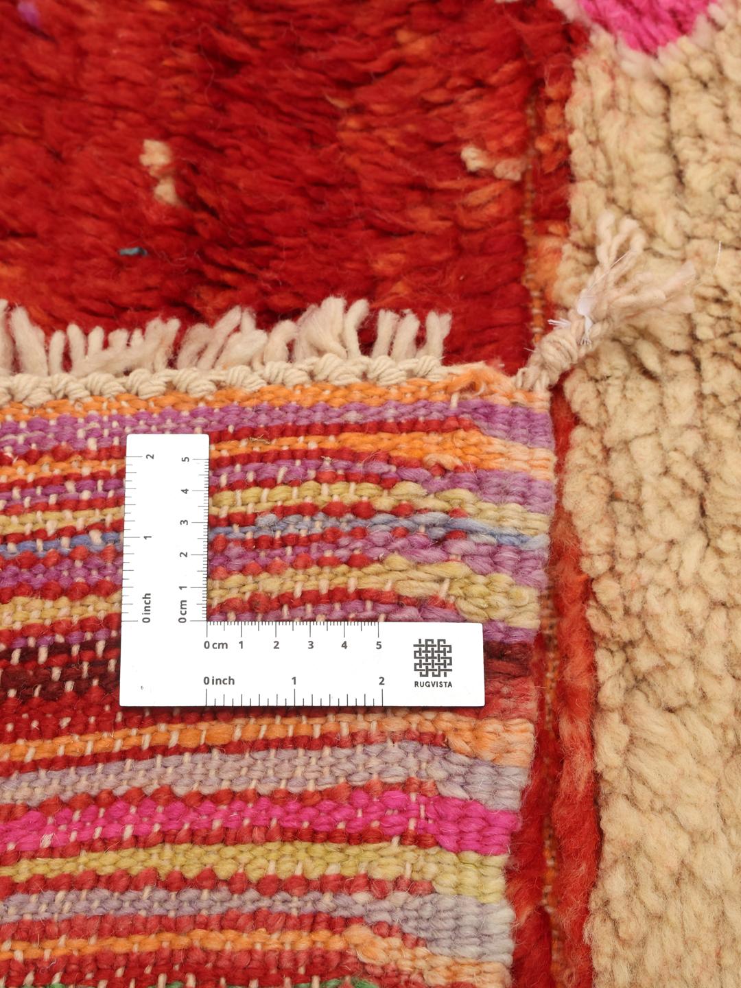 Handgeknoopt Berber Marokkaans tapijt met levendige geometrische motieven en een veelkleurig palet
