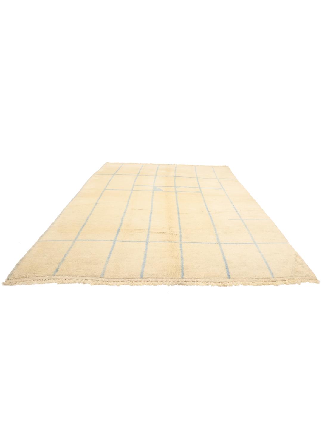 Handgeknoopt Marokkaans tapijt met een blauw ruitpatroon op een beige wollen achtergrond