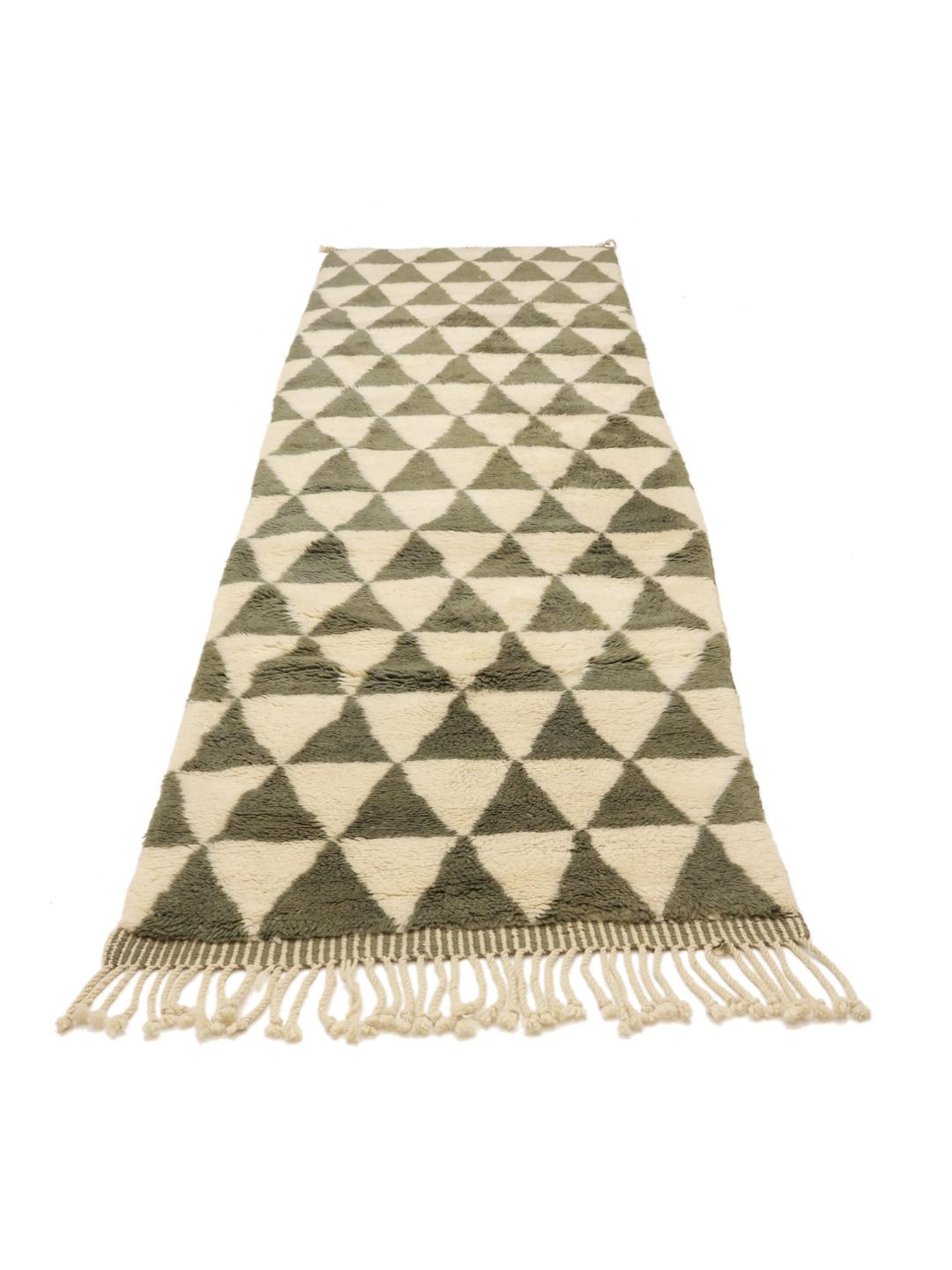 Tapis long marocain noué à la main avec un motif géométrique triangulaire vert foncé et beige