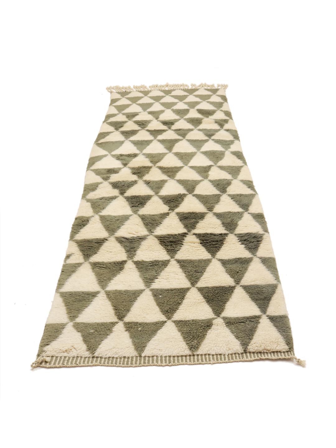 Tapis long marocain noué à la main avec un motif géométrique triangulaire vert foncé et beige