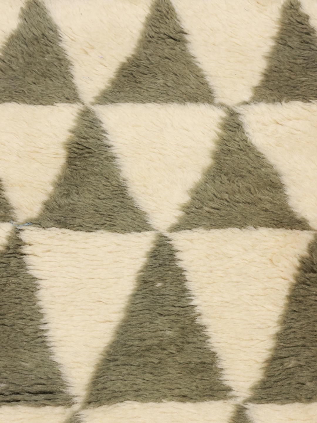 Tapis long marocain noué à la main avec un motif géométrique triangulaire vert foncé et beige