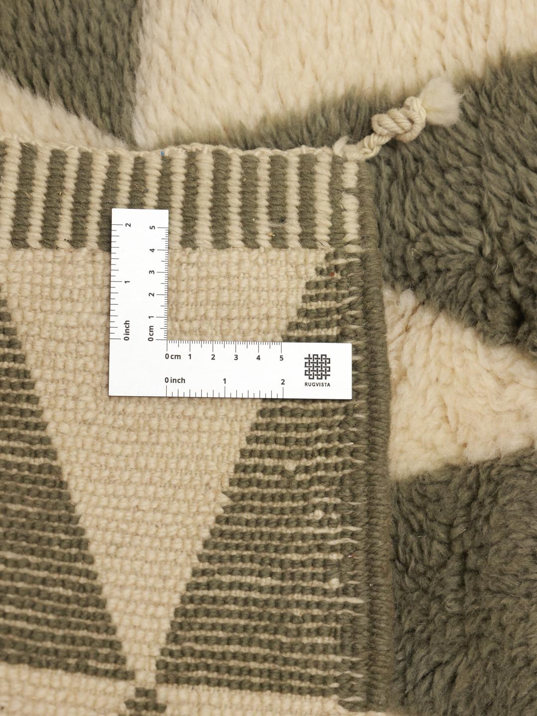 Tapis long marocain noué à la main avec un motif géométrique triangulaire vert foncé et beige