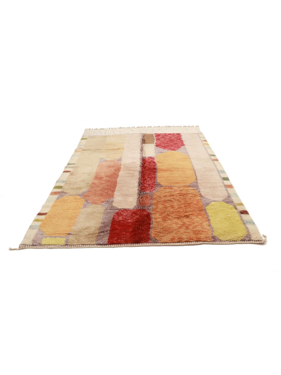 Een uniek, handgeknoopt Berber Marokkaans tapijt met levendige geometrische motieven op een lichte achtergrond.