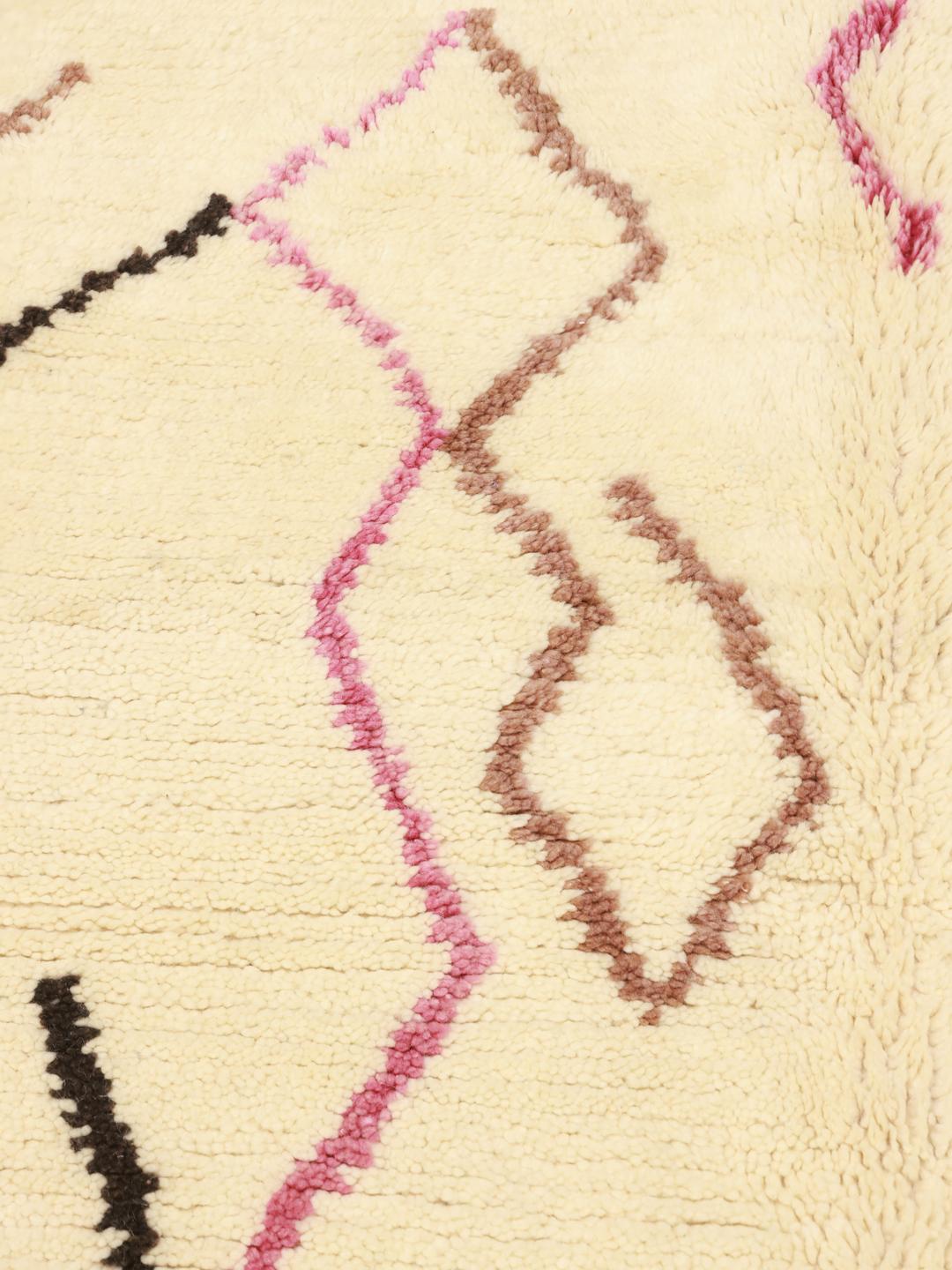 Håndknyttet Berber Marokkansk Beni Ourain-tæppe med geometriske motiver i creme, sort og pink