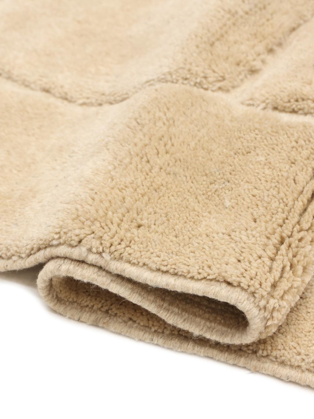 Håndknyttet beige marokkansk tæppe med et tekstureret reliefmønster