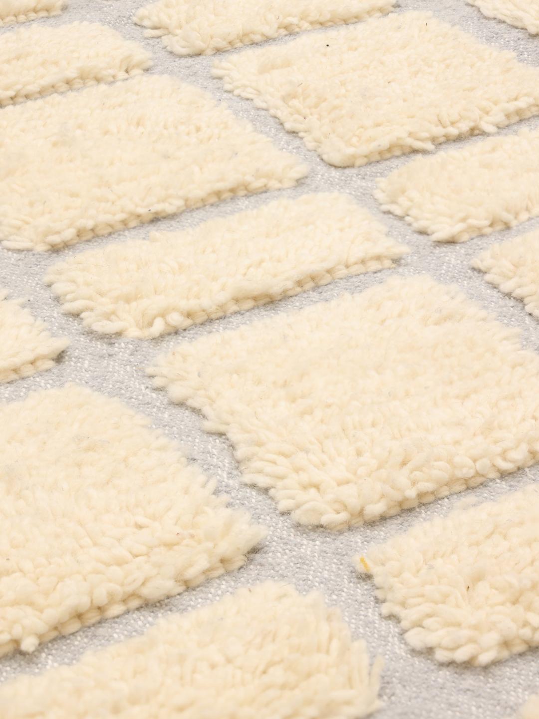 Tapis marocain en laine noué à la main avec un motif de grille beige et gris