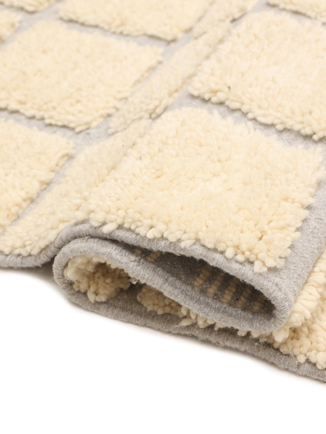 Tapis marocain en laine noué à la main avec un motif de grille beige et gris