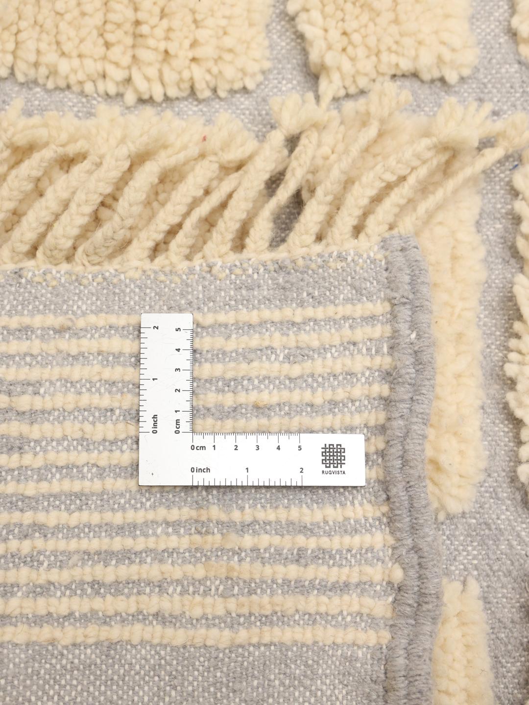 Tapis marocain en laine noué à la main avec un motif de grille beige et gris