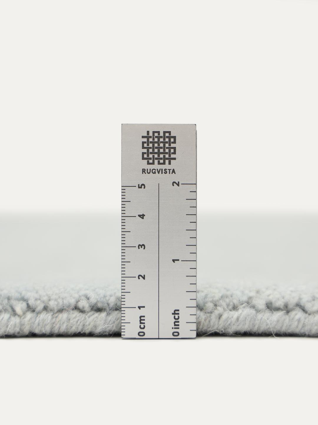 Et blåt tæppe med korte frynsede kanter
