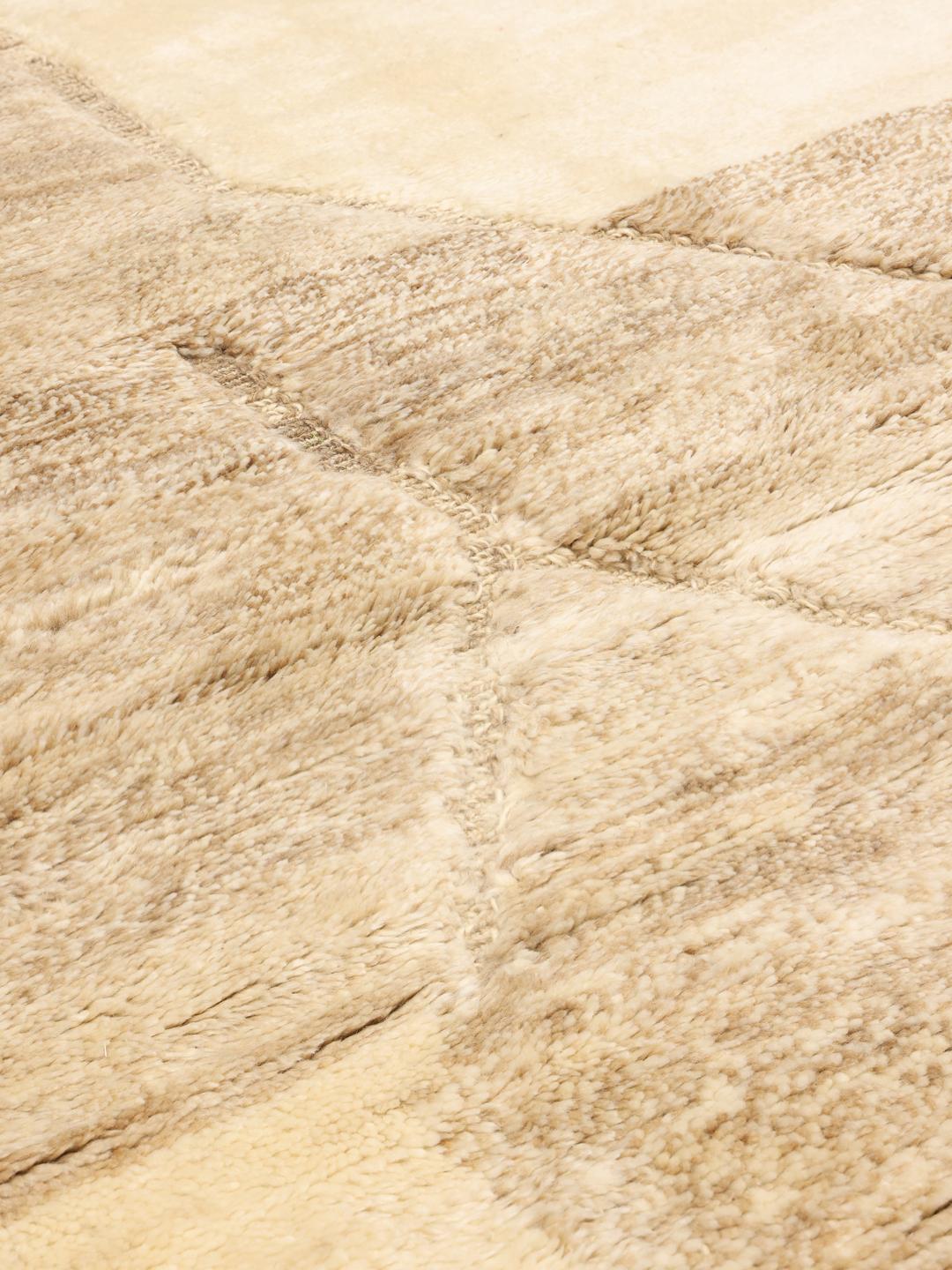 Handgeknoopt Marokkaans Berber-tapijt met artistieke geometrische patronen in beige en bruine wol