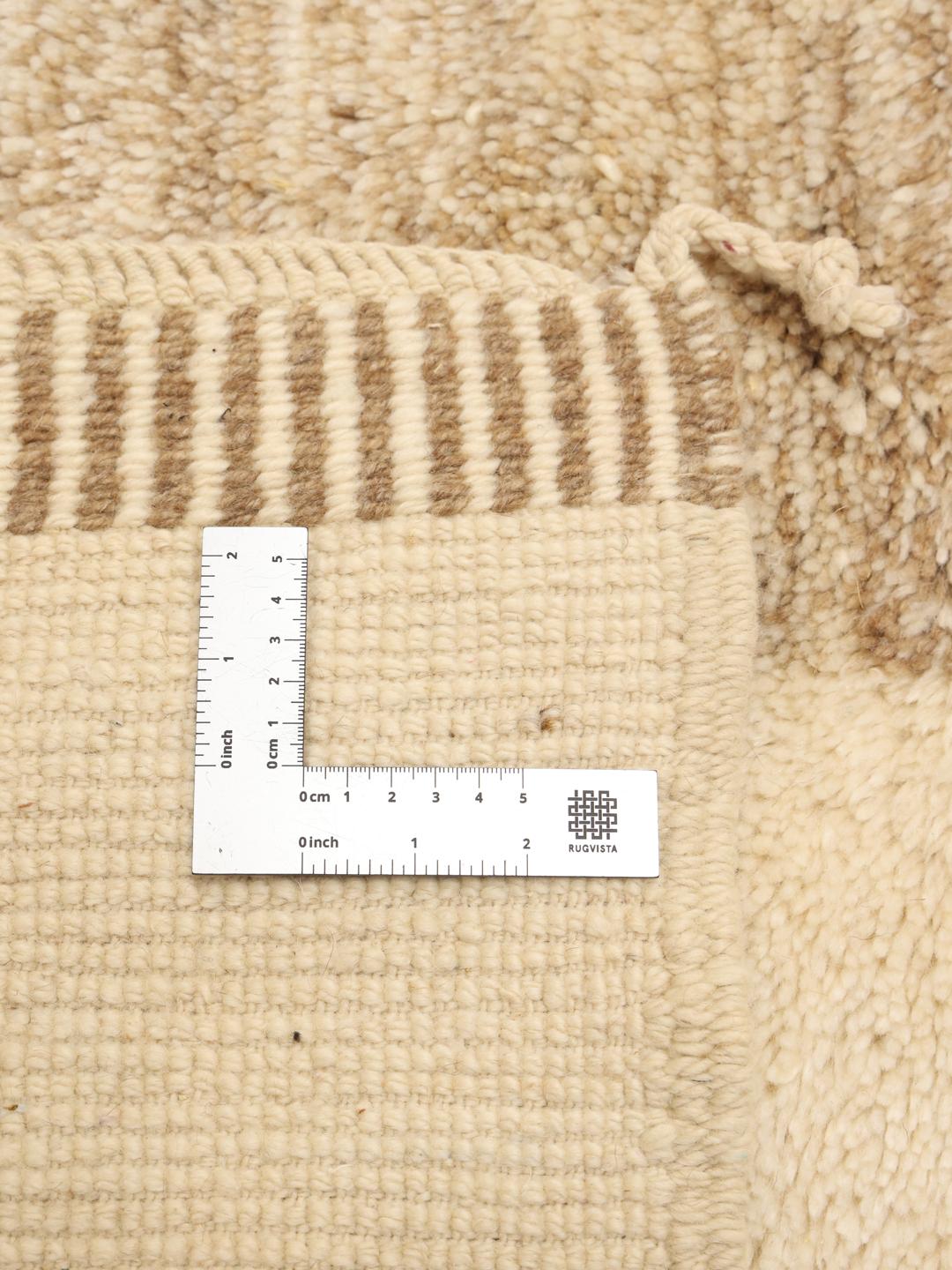 Handgeknoopt Marokkaans Berber-tapijt met artistieke geometrische patronen in beige en bruine wol
