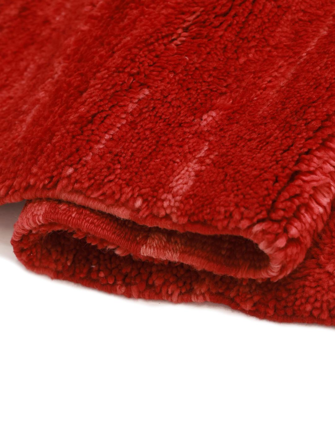 Een met de hand geknoopt rood Marokkaans Beni Ourain-tapijt met tribale motieven