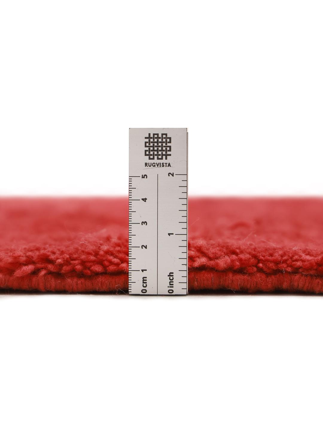 Een met de hand geknoopt rood Marokkaans Beni Ourain-tapijt met tribale motieven
