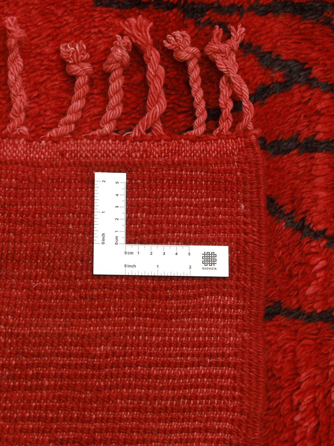 Een met de hand geknoopt rood Marokkaans Beni Ourain-tapijt met tribale motieven