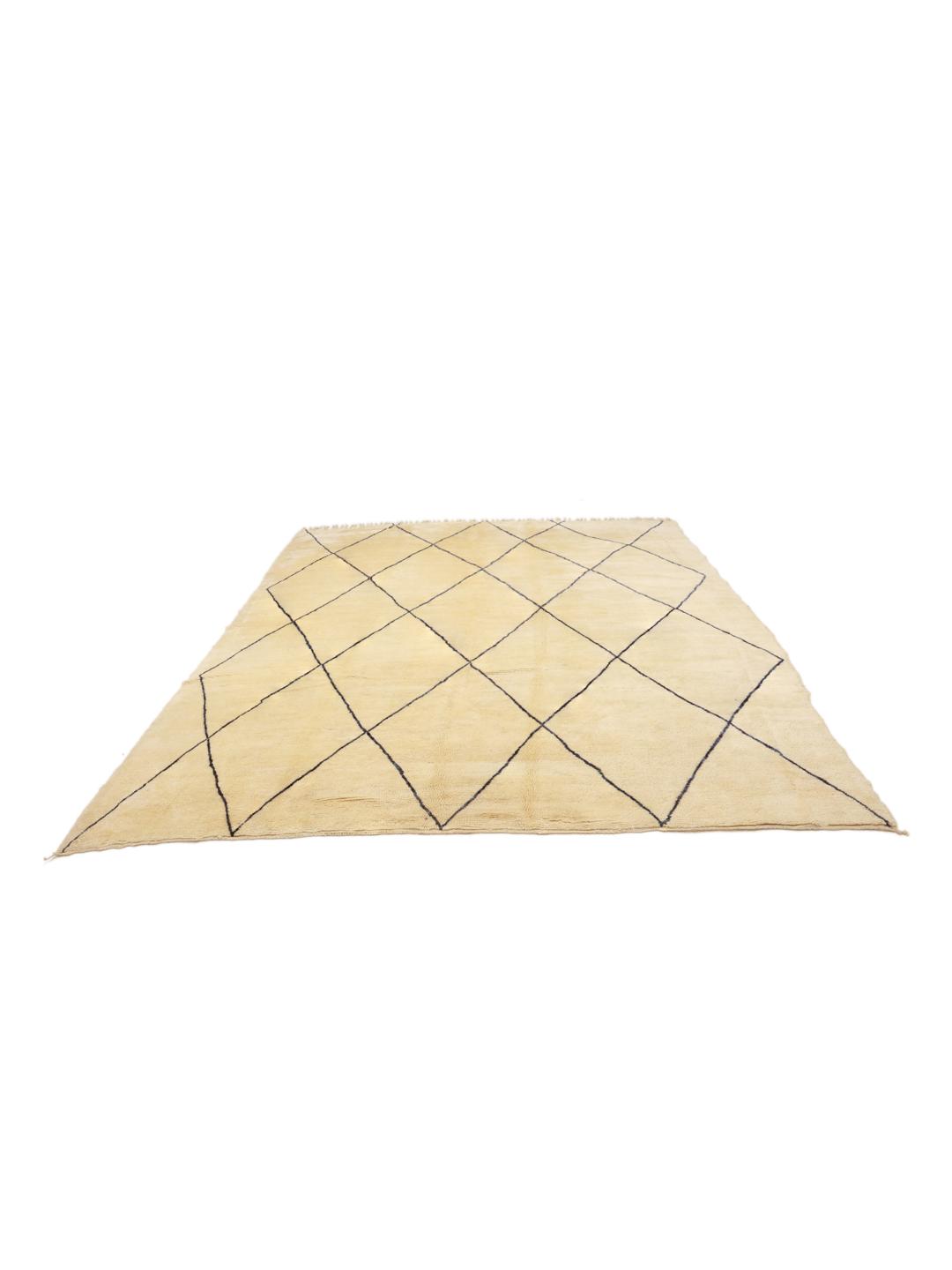 Håndknyttet marokkansk Beni Ourain-tæppe med et geometrisk diamantmønster i beige og sort.
