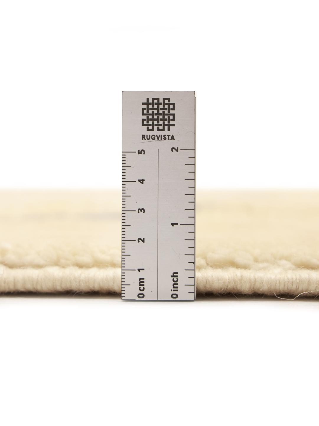 Håndknyttet marokkansk Beni Ourain-tæppe med et geometrisk diamantmønster i beige og sort.