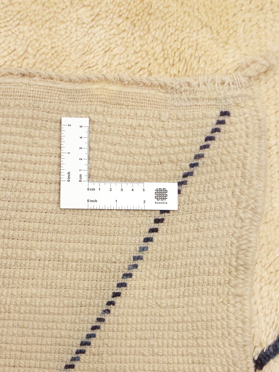 Håndknyttet marokkansk Beni Ourain-tæppe med et geometrisk diamantmønster i beige og sort.