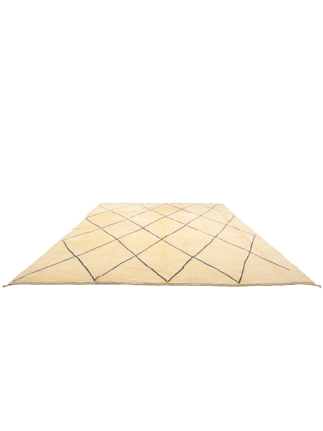 Handgeknoopt Marokkaans Beni Ourain vloerkleed met een blauw ruitenpatroon op een beige achtergrond