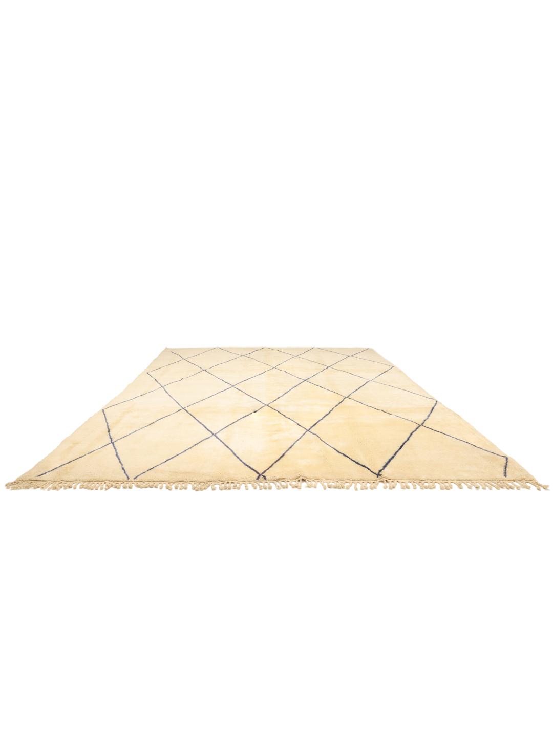 Handgeknoopt Marokkaans Beni Ourain vloerkleed met een blauw ruitenpatroon op een beige achtergrond