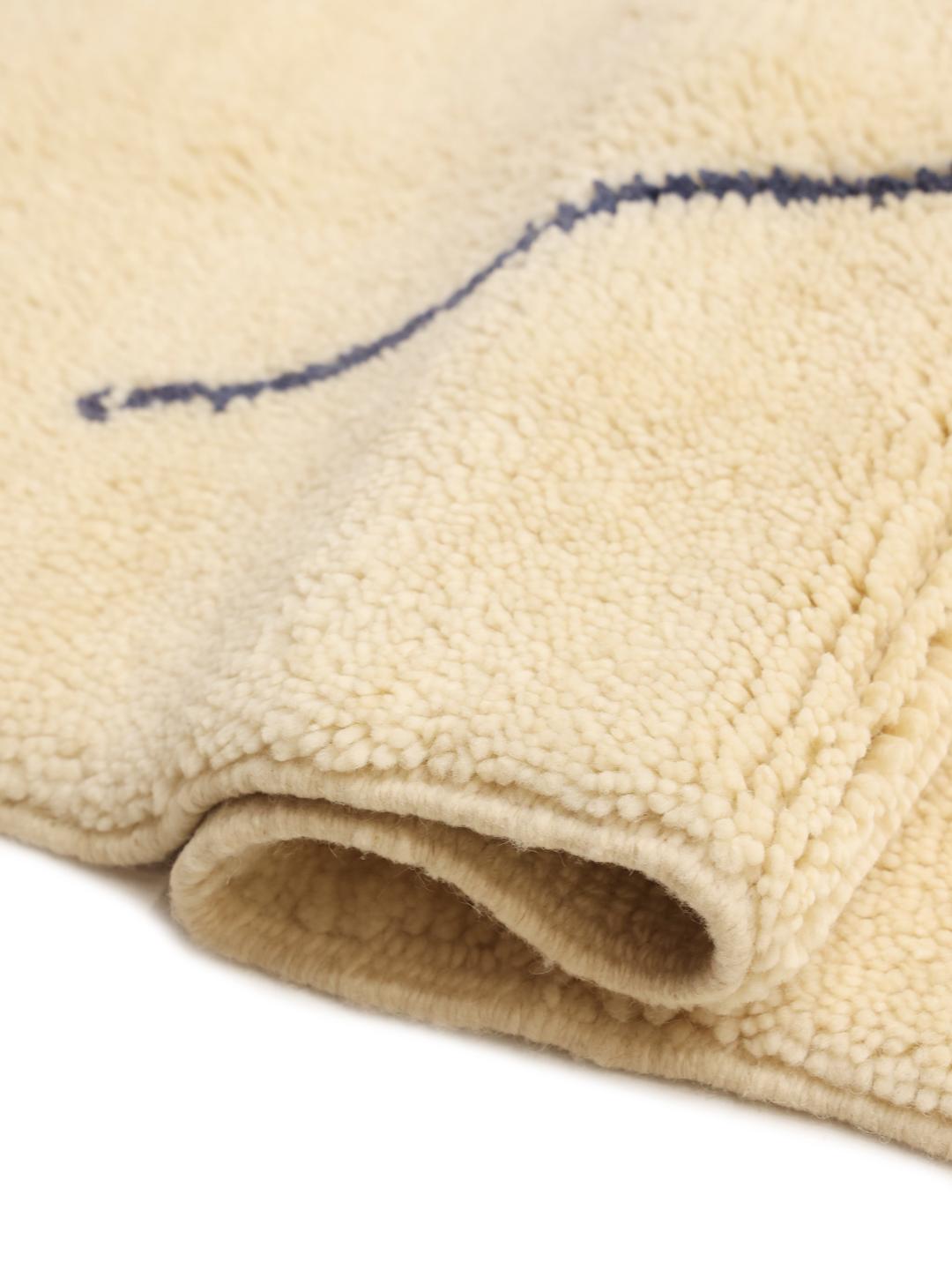 Handgeknoopt Marokkaans Beni Ourain vloerkleed met een blauw ruitenpatroon op een beige achtergrond