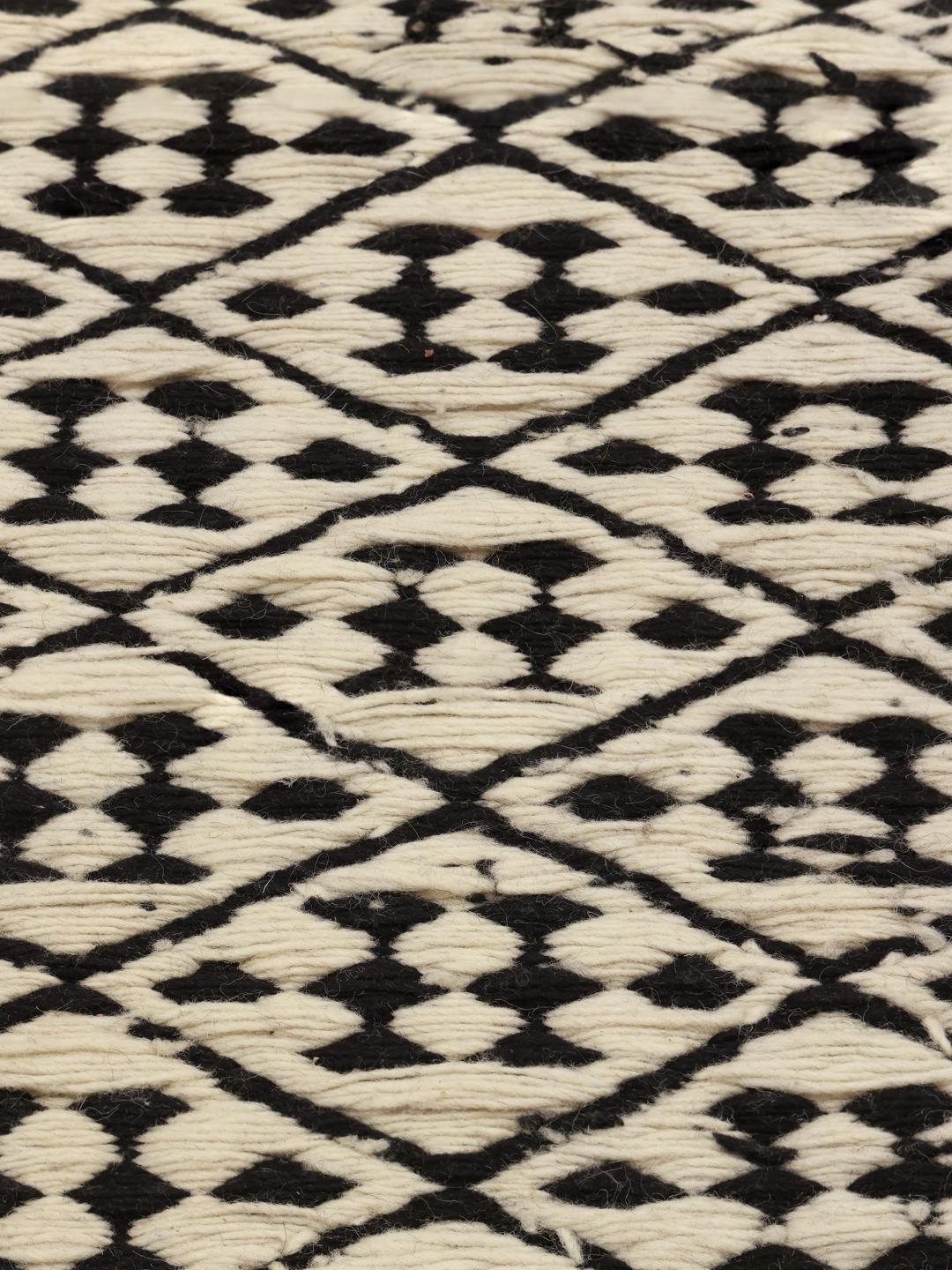 Tapis marocain tissé à la main avec un motif géométrique noir et beige