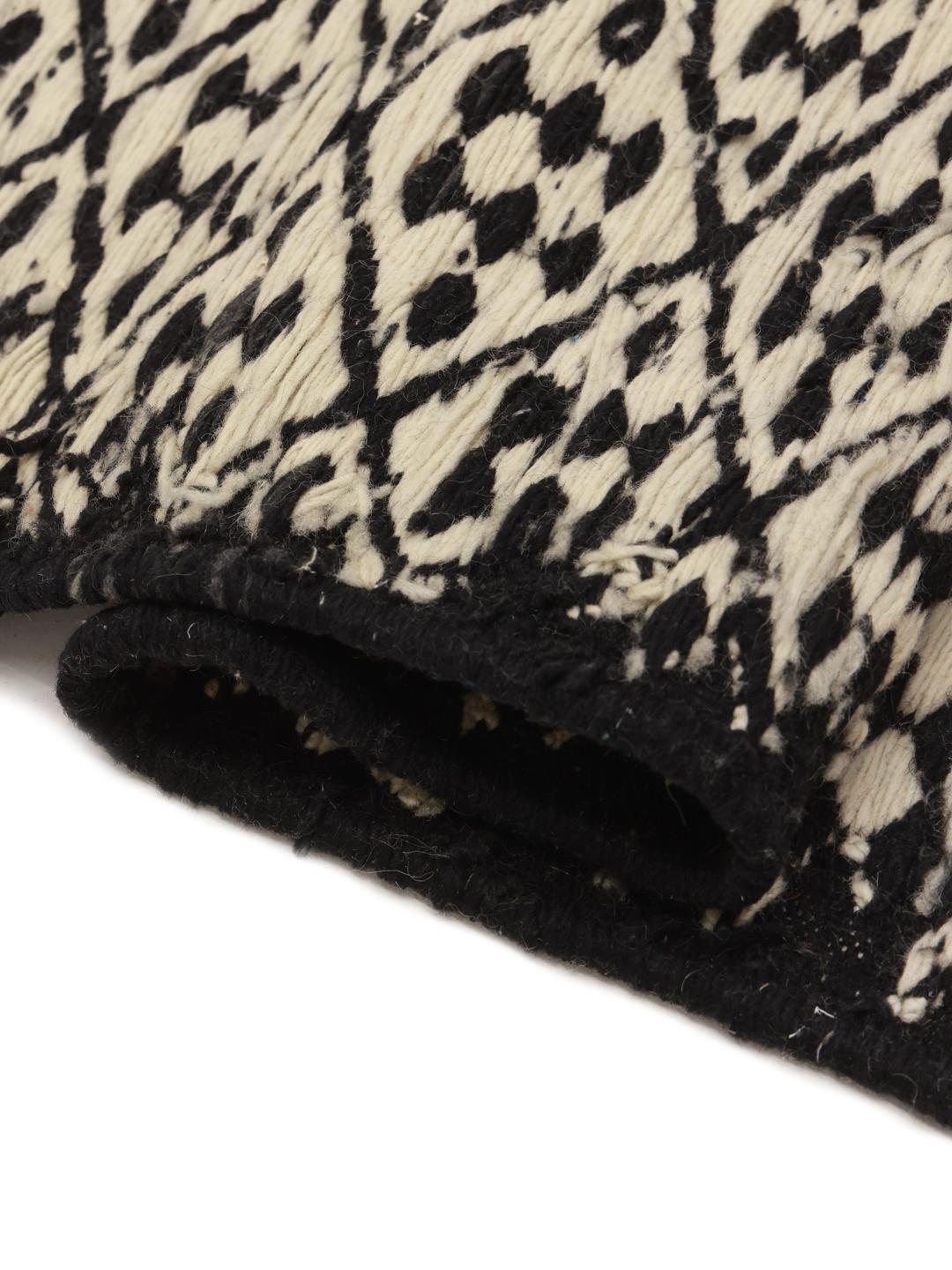 Tapis marocain tissé à la main avec un motif géométrique noir et beige