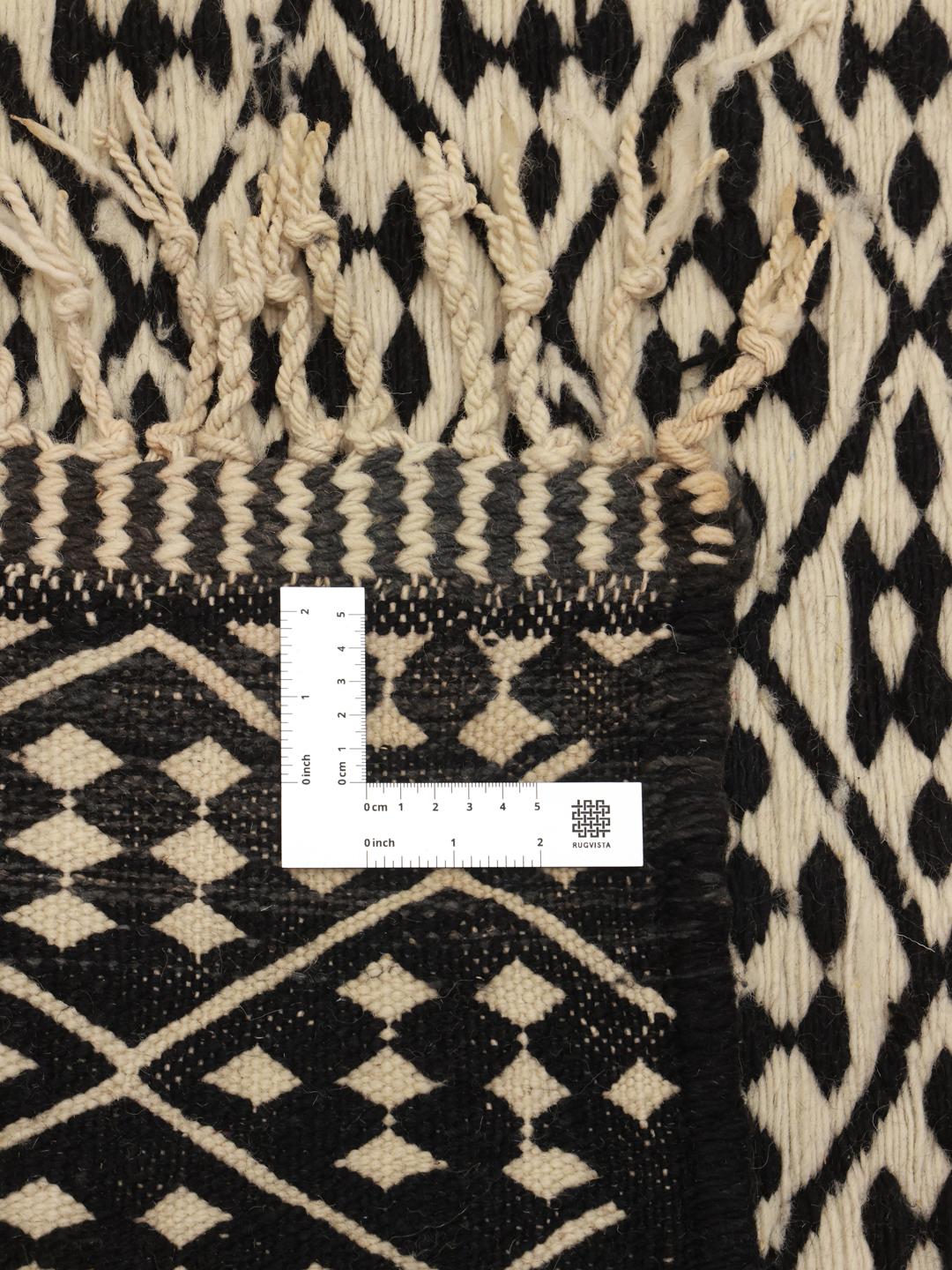 Tapis marocain tissé à la main avec un motif géométrique noir et beige