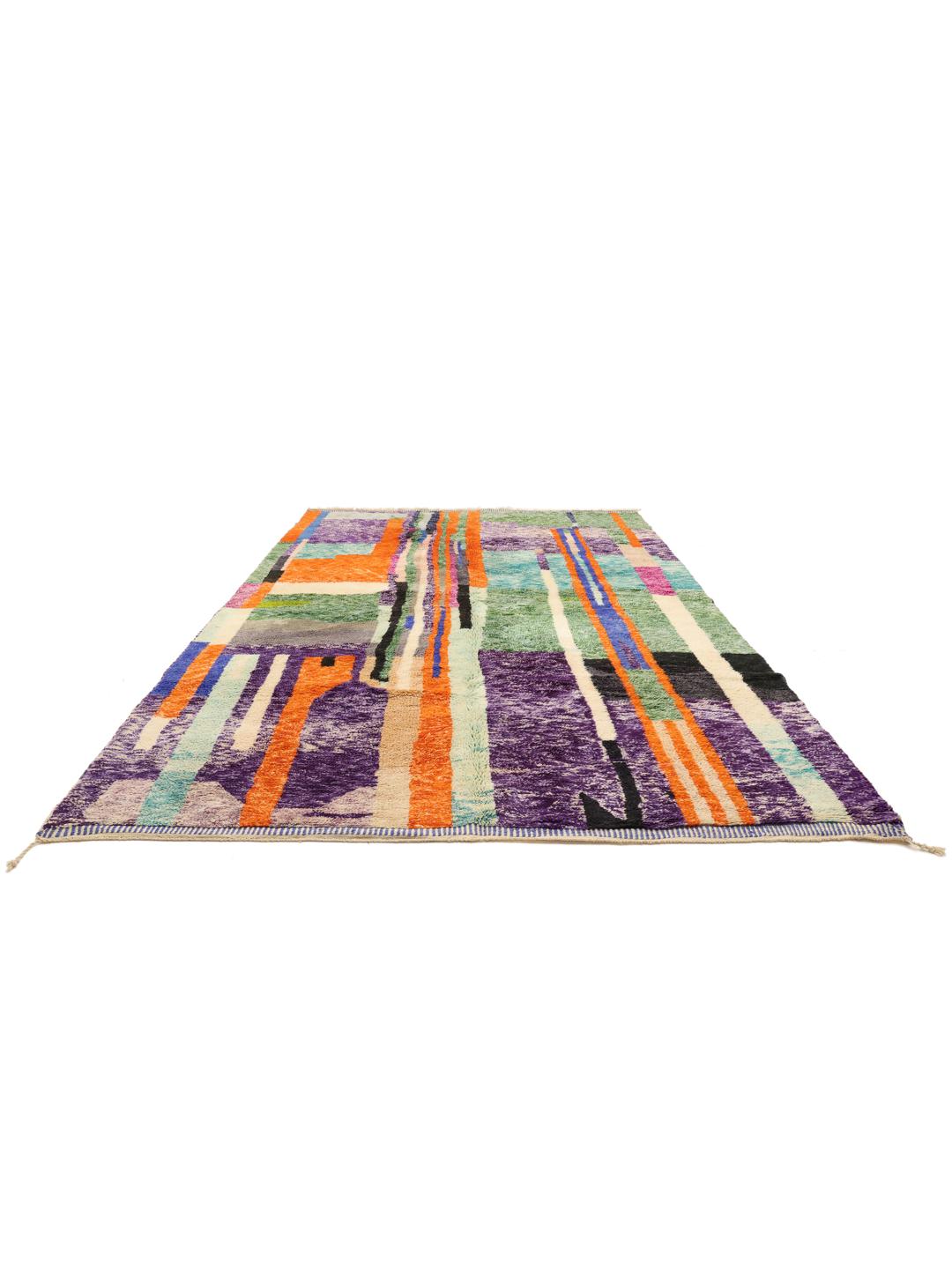 Een groot, handgeknoopt Marokkaans tapijt met een abstract, veelkleurig geometrisch patroon.