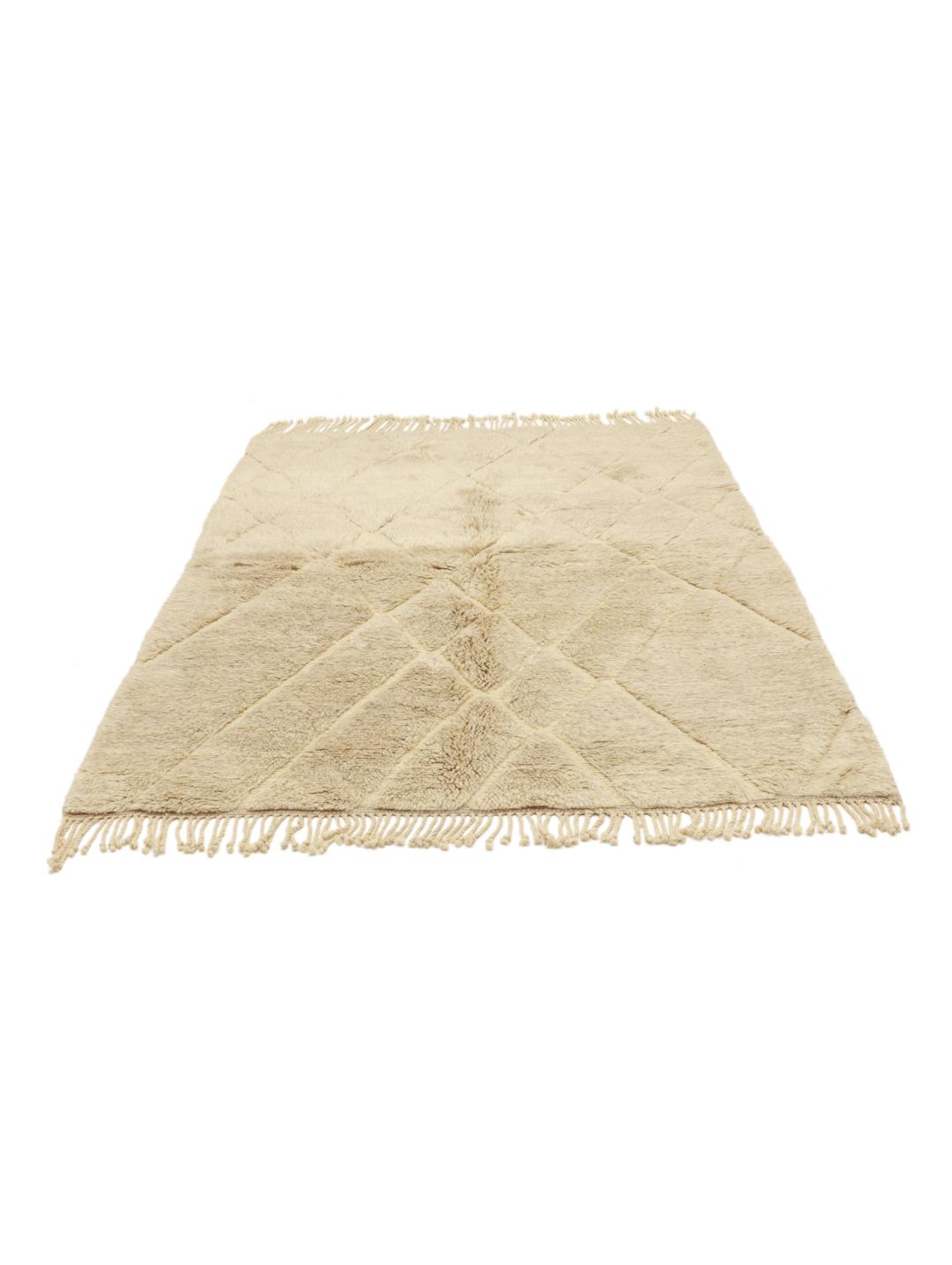 Een handgeknoopt Berber Marokkaans tapijt in beige met een ruitpatroon