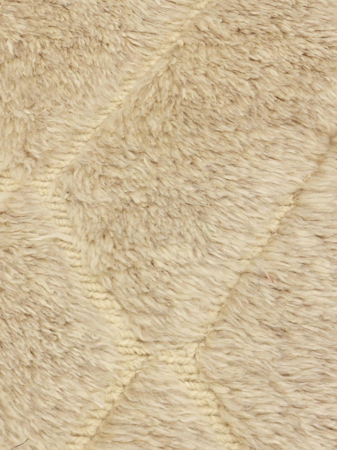 Een handgeknoopt Berber Marokkaans tapijt in beige met een ruitpatroon