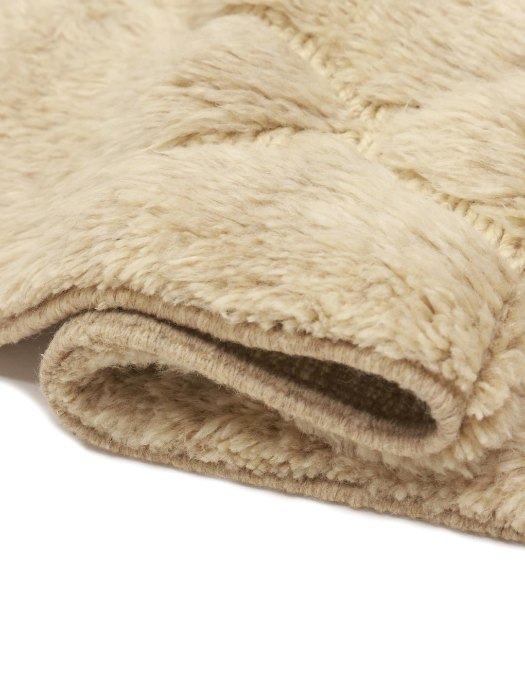 Een handgeknoopt Berber Marokkaans tapijt in beige met een ruitpatroon