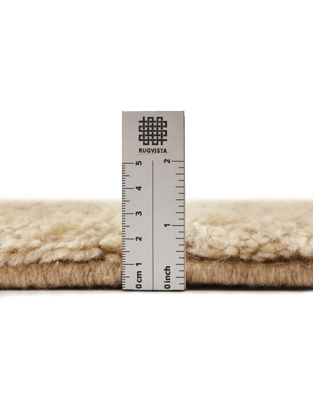 Een handgeknoopt Berber Marokkaans tapijt in beige met een ruitpatroon