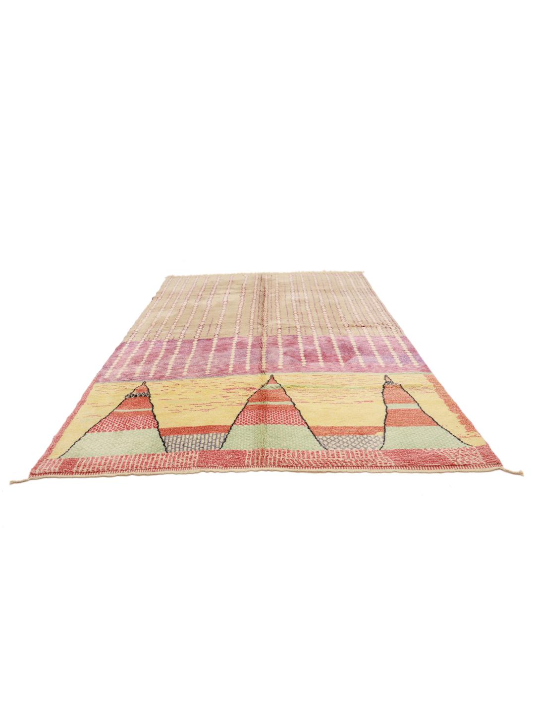 Handgeknoopt Marokkaans tapijt met kleurrijke geometrische motieven op een beige ondergrond