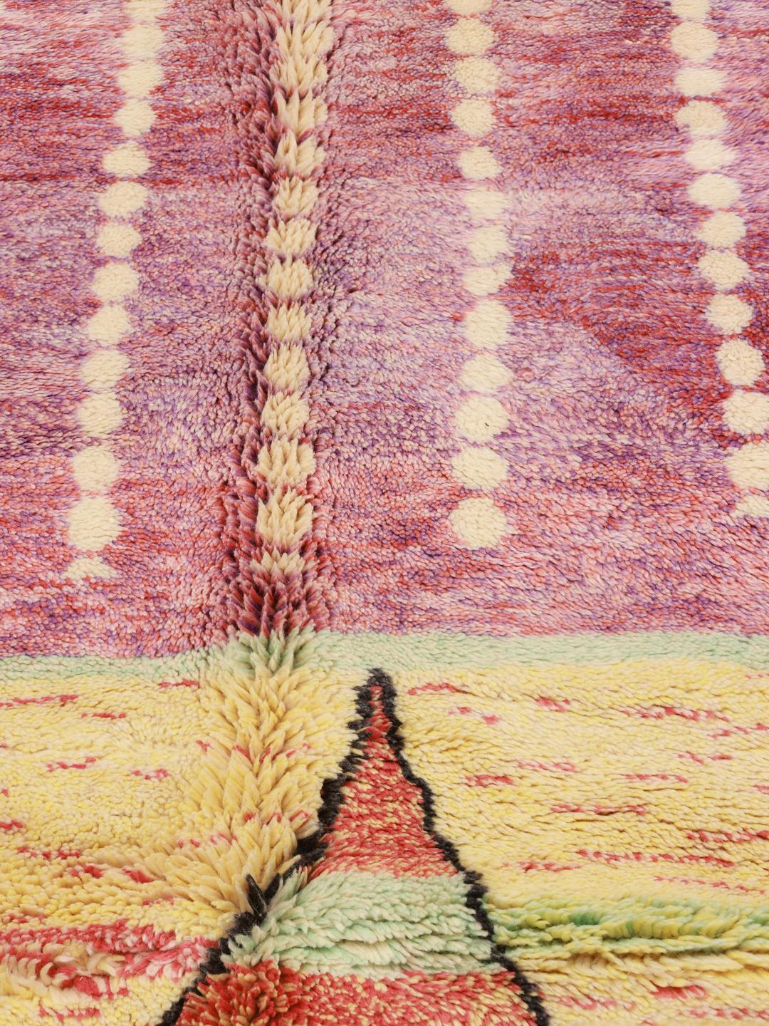 Handgeknoopt Marokkaans tapijt met kleurrijke geometrische motieven op een beige ondergrond