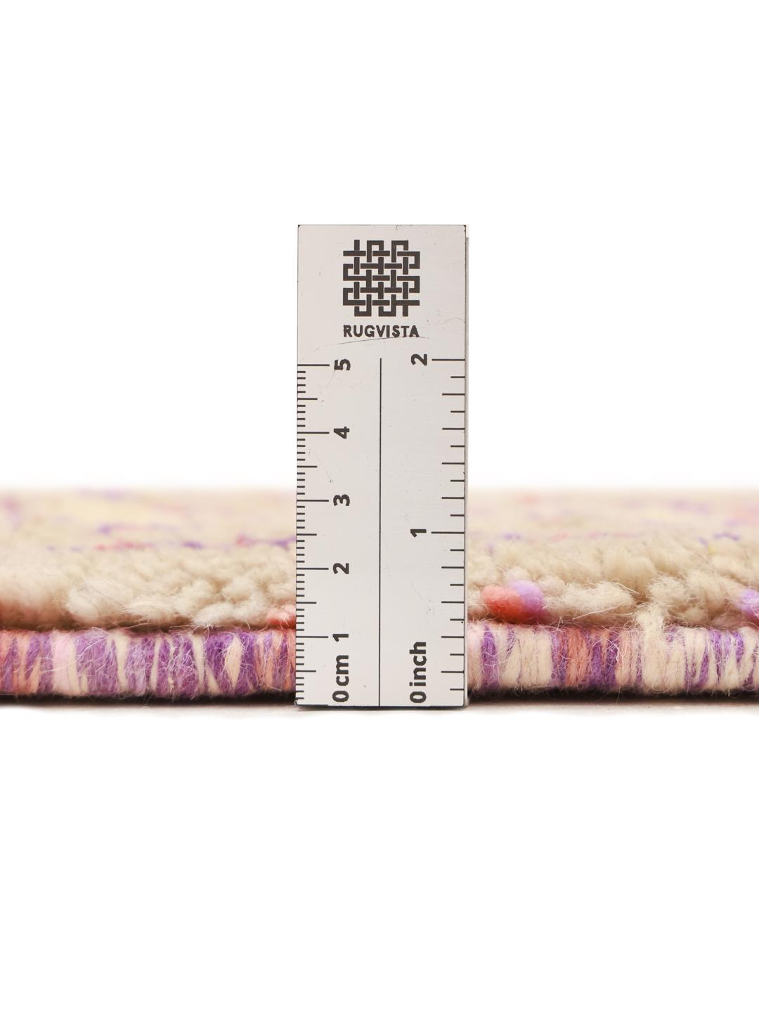 Handgeknoopt Marokkaans tapijt met kleurrijke geometrische motieven op een beige ondergrond
