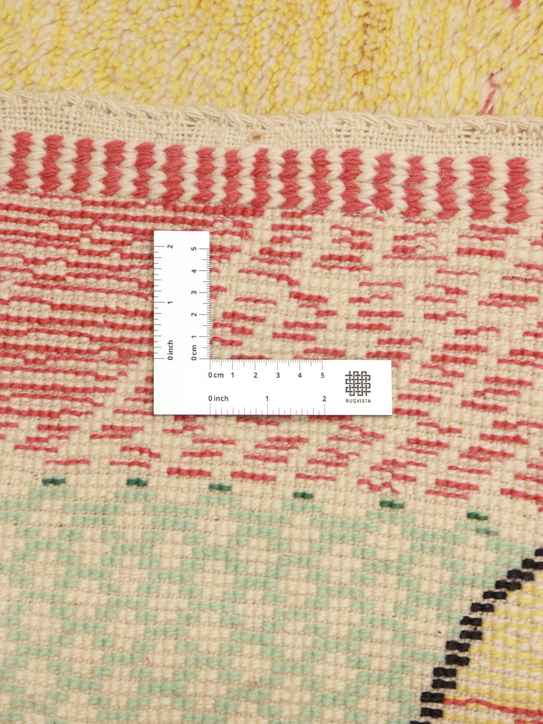 Handgeknoopt Marokkaans tapijt met kleurrijke geometrische motieven op een beige ondergrond