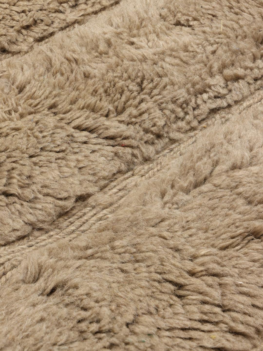Handgeknoopt beige Marokkaans tapijt met een gestreept patroon