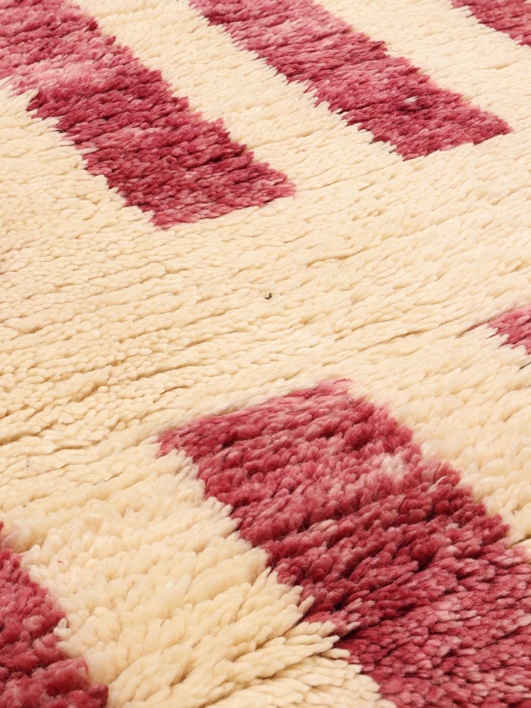 Handgeknoopt Berber Marokkaans tapijt met een streeppatroon in rood en beige
