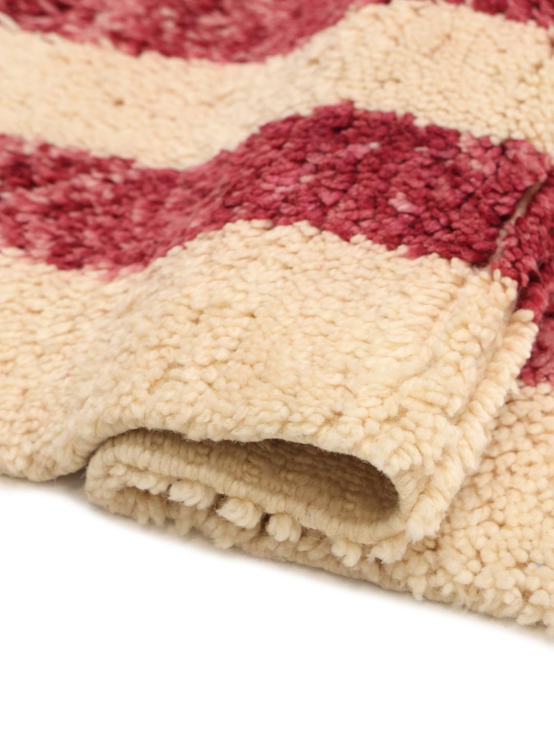 Handgeknoopt Berber Marokkaans tapijt met een streeppatroon in rood en beige