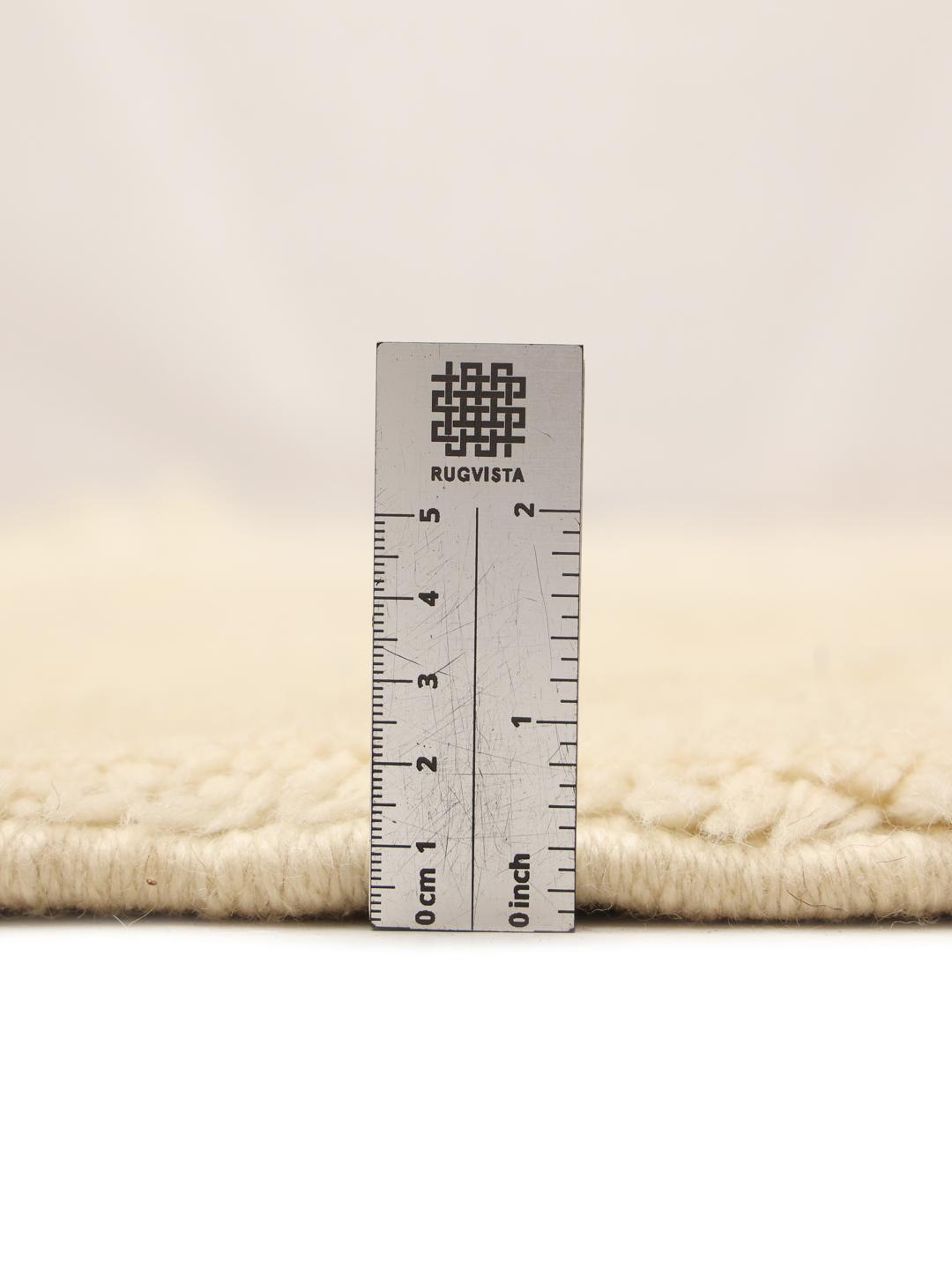 Handgeknoopt Marokkaans Berber tapijt met minimalistische donkere patronen op een beige wollen achtergrond