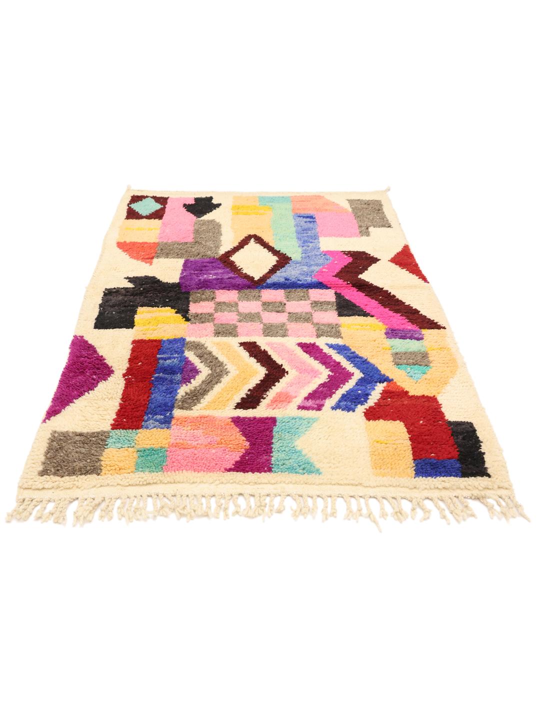 Un tapis berbère marocain vibrant, noué à la main, avec des formes géométriques et des couleurs multiples.