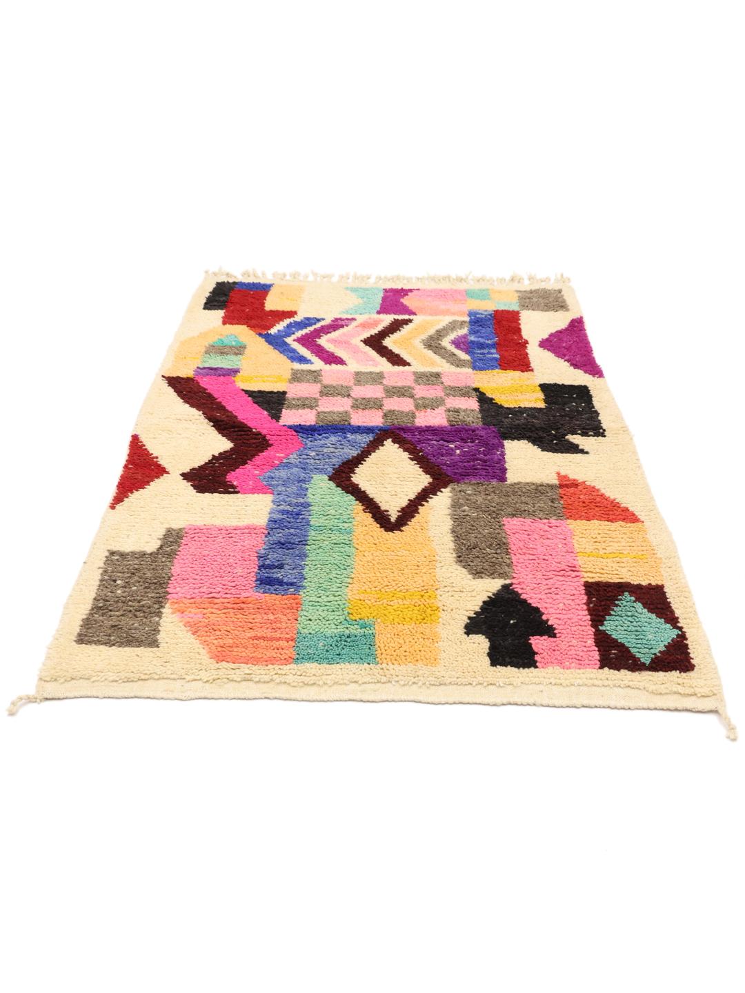 Un tapis berbère marocain vibrant, noué à la main, avec des formes géométriques et des couleurs multiples.