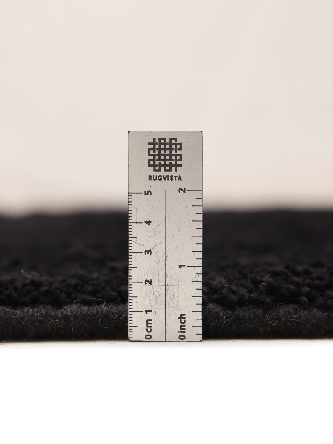 Et håndknyttet marokkansk tæppe med et minimalistisk sort geometrisk design.