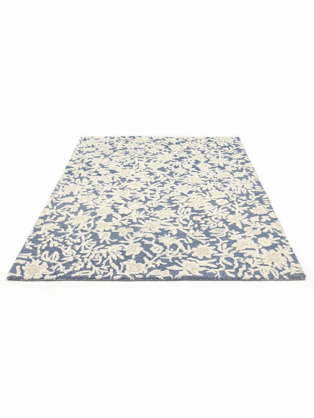 Blauw kleed met een bloemmotief