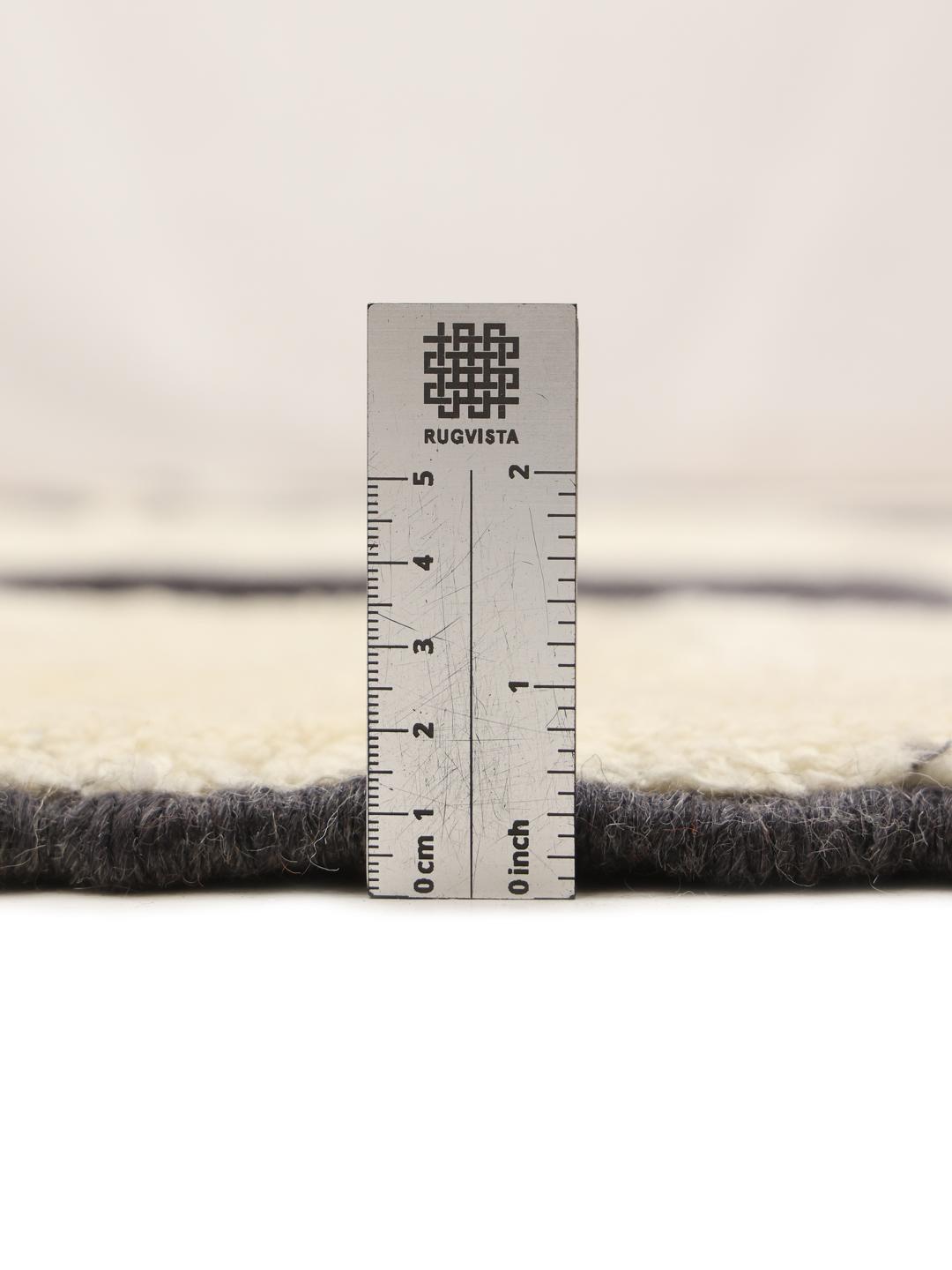 Handgeknoopt Marokkaans wollen tapijt met een zwart-wit geometrisch patroon