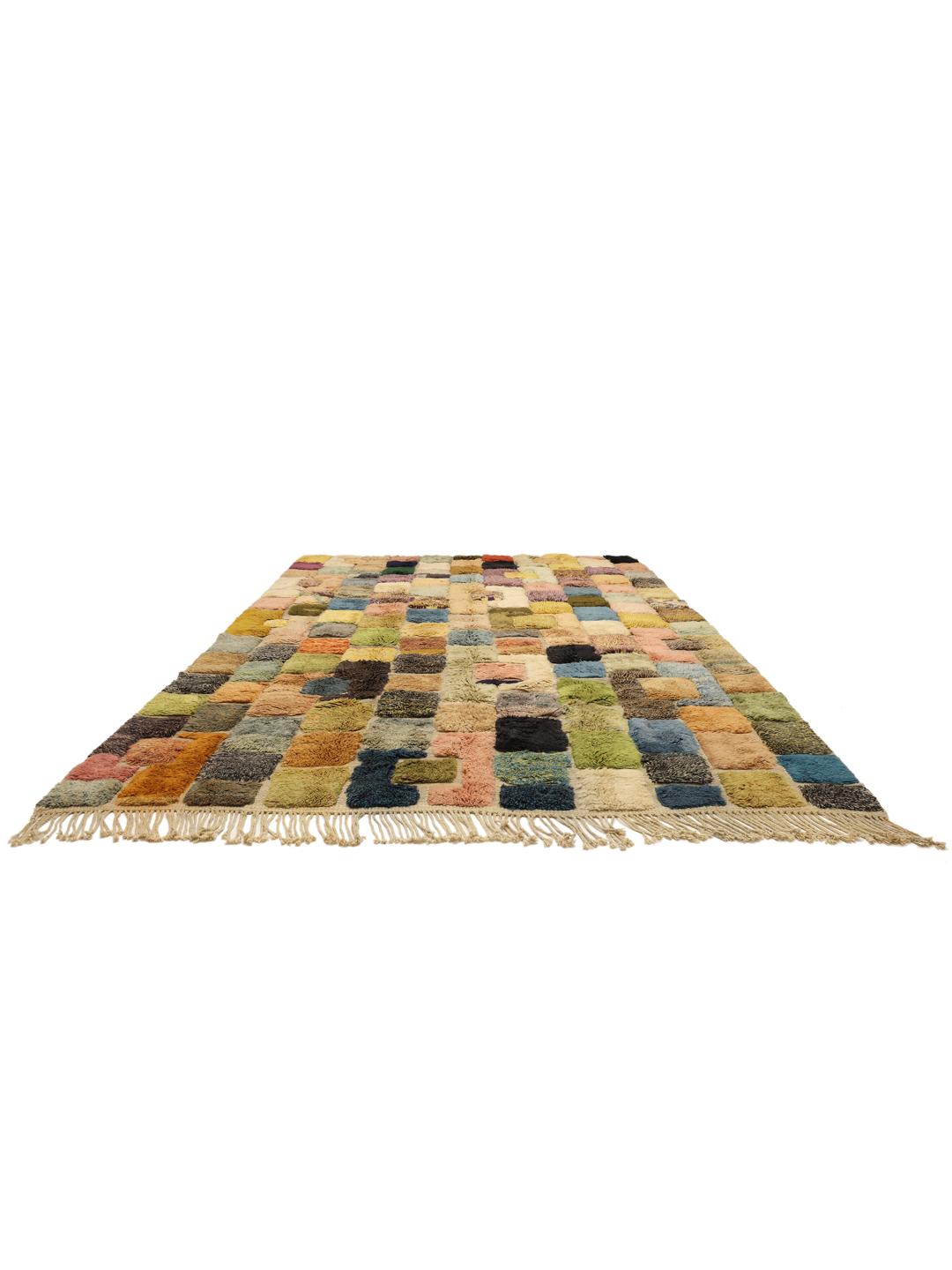 Handgeknoopt Marokkaans tapijt met een kleurrijk patchworkpatroon in wol