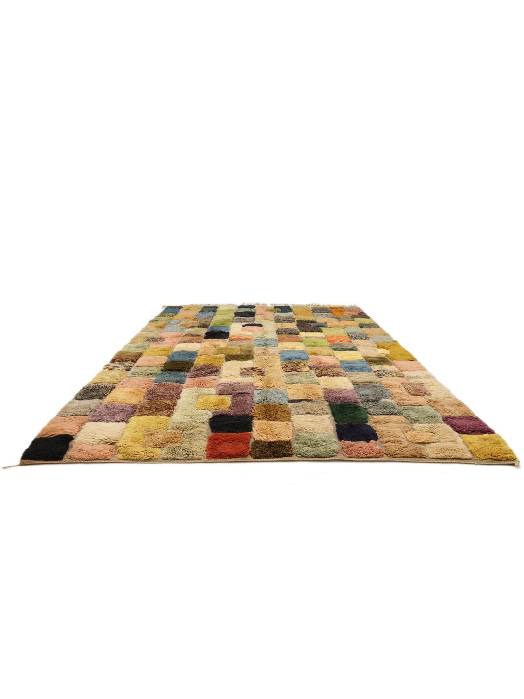 Handgeknoopt Marokkaans tapijt met een kleurrijk patchworkpatroon in wol