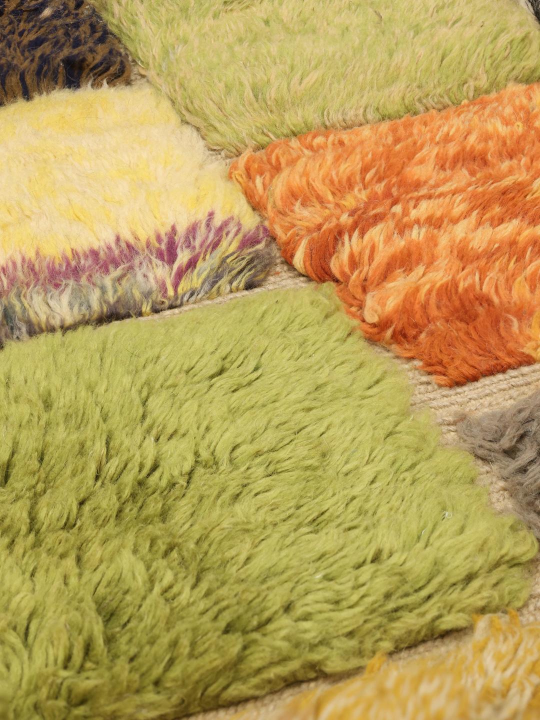 Handgeknoopt Marokkaans tapijt met een kleurrijk patchworkpatroon in wol